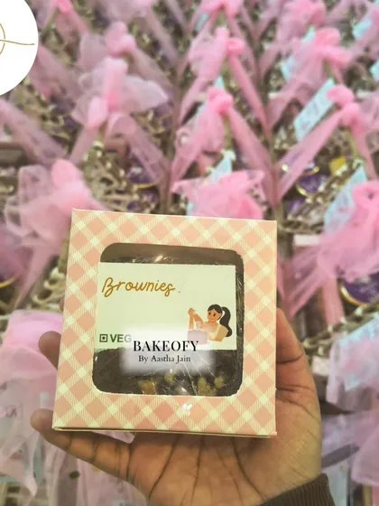A single-serving brownie box, also part of the 80-hamper order. Even the smallest items received special packaging to create a cohesive and memorable gift.