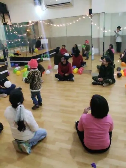 Guests enjoying a casual and fun celebration at the studio. The space is a blank canvas that you can set up for any kind of small party or event, from birthdays to festive gatherings.