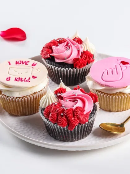 Our Valentine's Day cupcakes are designed to share the love. This set includes cupcakes with cute messages and Korean finger hearts, making them a sweet and trendy gift for your valentine.
