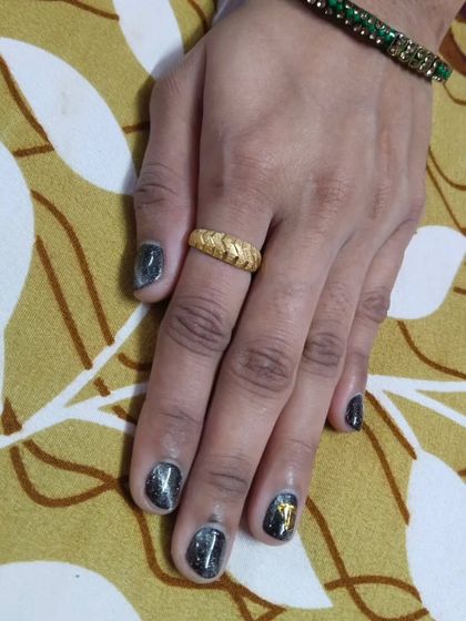 A dark and moody cat eye effect on short, natural nails. The magnetic polish creates a silver streak that moves in the light, giving it a really cool, galactic vibe. I added a gold foil accent for a touch of contrast.
