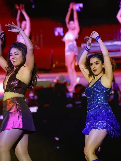 Sunidhi and Sachet Tandon sharing a dance on stage.