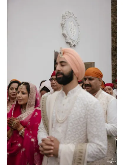 Shubham stands with his family during the Anand Karaj ceremony. The quiet moments of prayer and reflection before the main rituals begin are just as important to the story of the day.