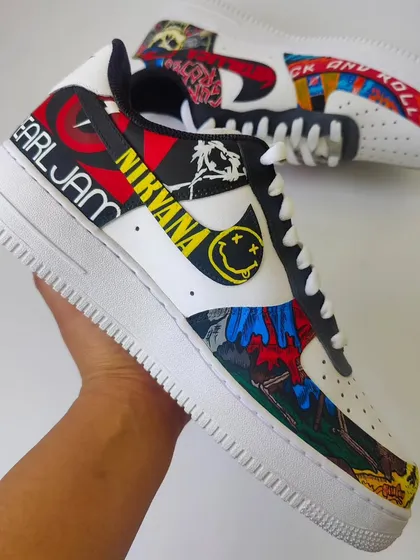 This side of the sneaker pays homage to bands like Nirvana and Pearl Jam. The design is a collage of iconic imagery from the grunge era.