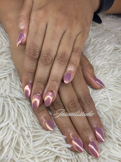 A beautiful rose-gold chrome. This shade is warm and flattering, adding a touch of sophisticated shine to the nails.