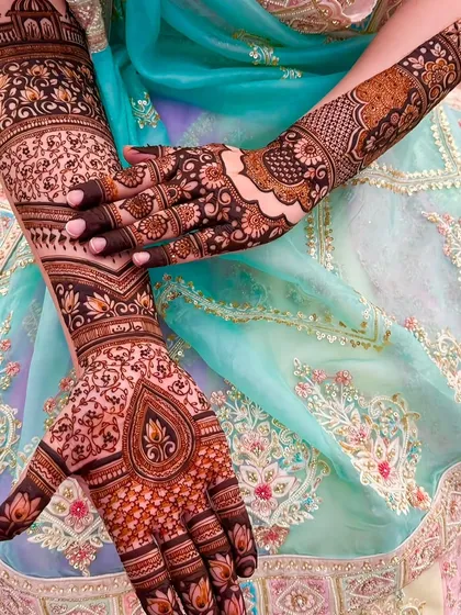 A beautiful and intricate floral and paisley mehndi design. The fine lines and detailed shading show the level of artistry I bring to every client, ensuring your hands look stunning.