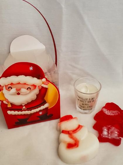 This cute and compact Christmas hamper is perfect for stocking stuffers. It includes a snowman soap, a mini Santa soap, and a small scented candle in a festive Santa-themed box.