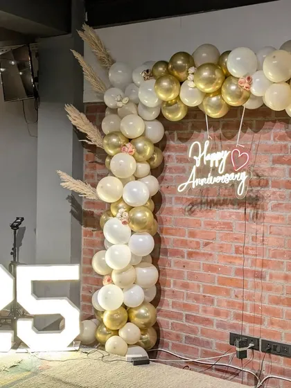 A detailed shot of the side of the anniversary balloon arch and the '25' marquee numbers, highlighting the textures and colors.