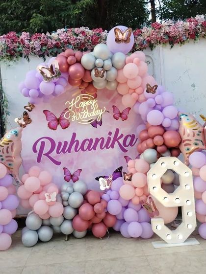 A complete view of the butterfly-themed backdrop and balloon arrangement, perfect for creating a dedicated photo corner at any party.