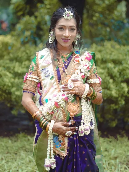 This mom-to-be is wearing a complete set of my Dohale Jevan jewellery, featuring jasmine buds, purple flowers, and a peacock feather accent for a traditional and auspicious look.