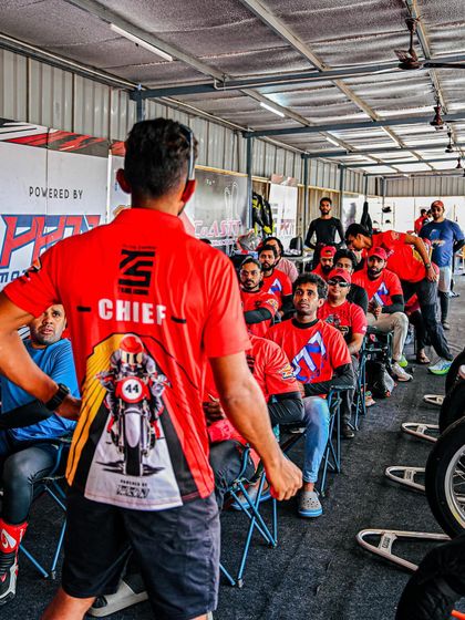 A coach gives a briefing to a line of attentive riders. Our students appreciate the structured guidance and the effort our team puts into every detail of the training.