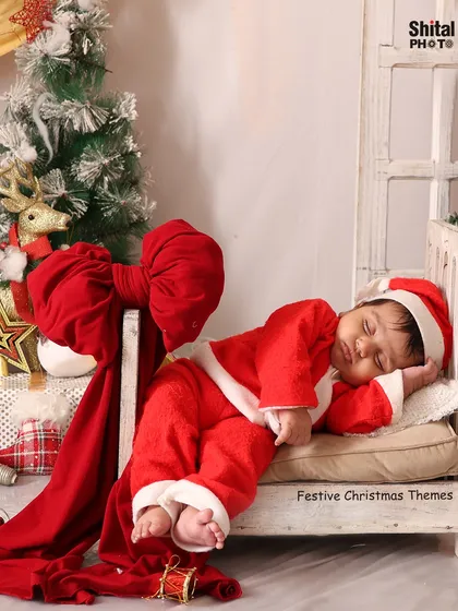 Celebrate your baby's first holidays with a special themed photoshoot. Our festive Christmas setups are perfect for creating joyful memories and beautiful images for your holiday cards and family albums.