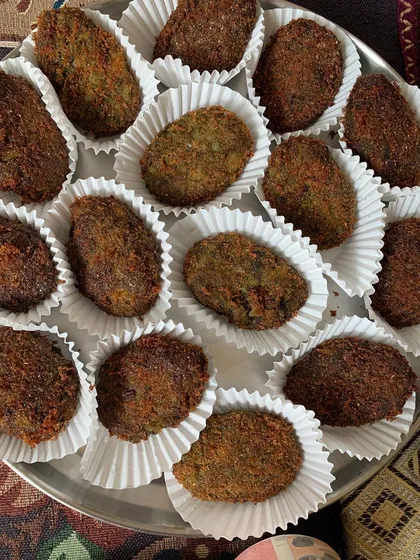 Hara Bhara Kebabs neatly arranged in paper cups.