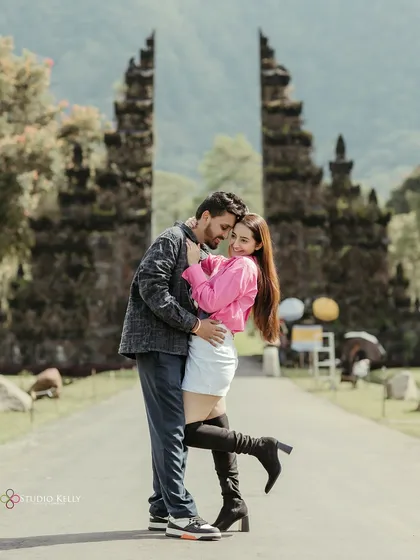 A sweet, intimate embrace at the entrance of the Handara Gate in Bali. This photo focuses on the couple's close connection against a stunning and iconic backdrop.