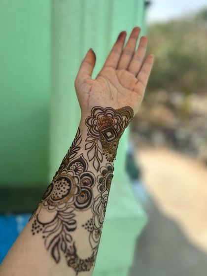 A lovely outdoor shot of the Dubai design, showing how it elegantly adorns the arm.