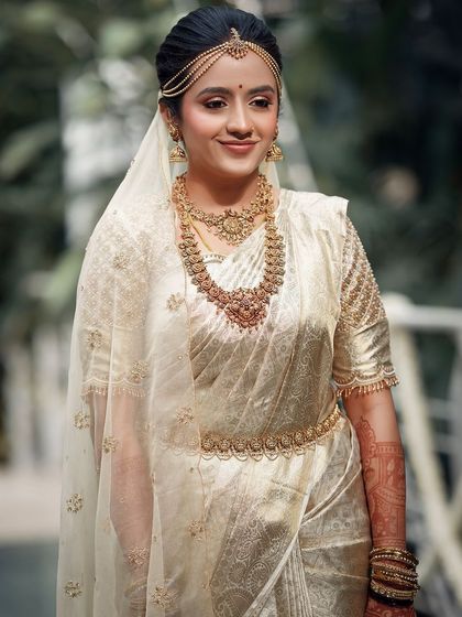 Another beautiful shot of the bride in her ivory saree, her elegance shining through.