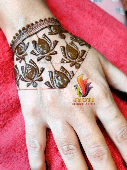 A Gulf-style lotus cutwork pattern on the back of the hand, a very popular and striking design.