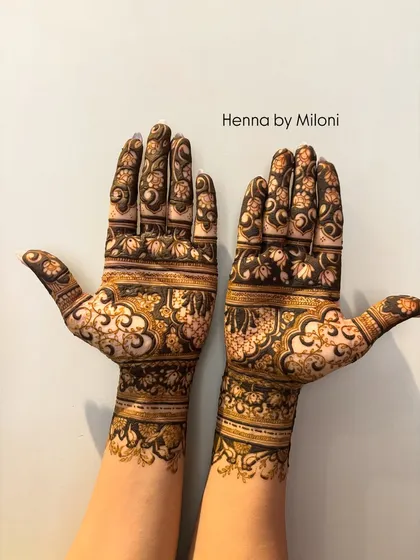 This design uses the reverse henna technique to create bold, beautiful floral patterns. The contrast between the filled areas and the skin makes the design incredibly eye-catching.