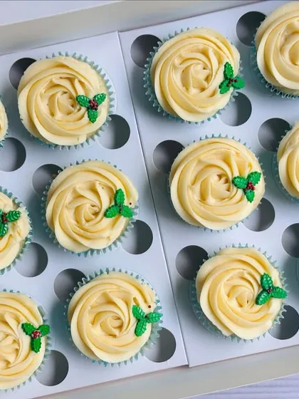 For a more classic Christmas look, I offer these vanilla cupcakes with creamy white buttercream frosting. Each one is simply decorated with an edible holly leaf, creating an elegant and timeless holiday treat.