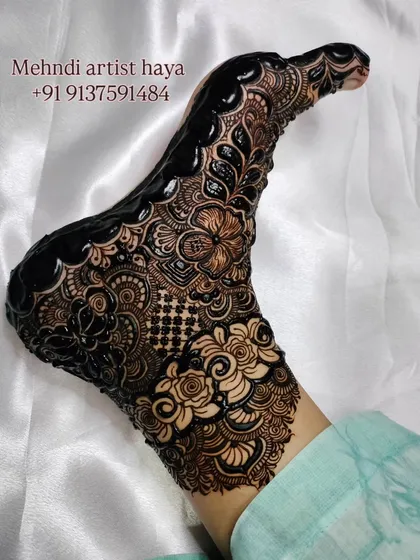 A final, clear shot of the complete foot design, showcasing the artistry and 'mehnat' that goes into creating such a masterpiece.