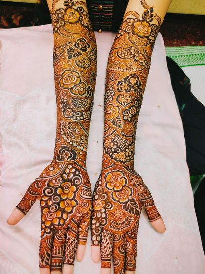 The beautiful, dark orange stain of a freshly removed henna paste. This is the first stage of the color development.