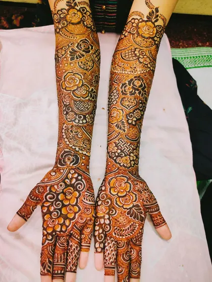 The beautiful, dark orange stain of a freshly removed henna paste. This is the first stage of the color development.