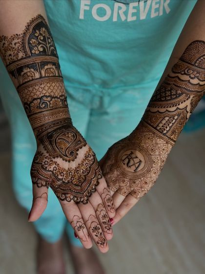This design features a custom monogram with the couple's initials, making their engagement mehendi extra special.
