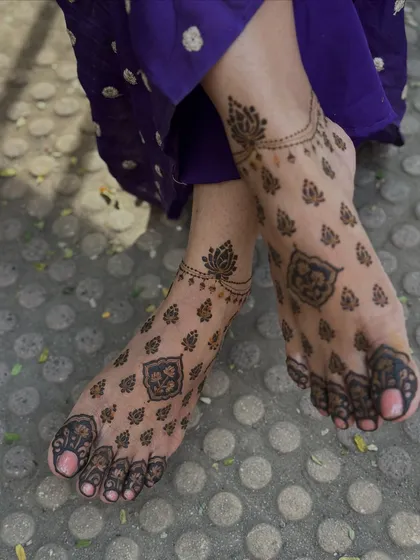 A chic and modern design for the feet, featuring scattered motifs and a delicate anklet-style band.