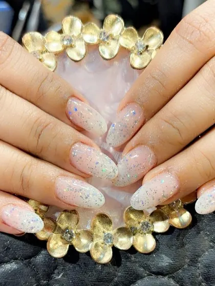 A delicate and dreamy set with a sheer white glitter base, perfect for a subtle and elegant look.