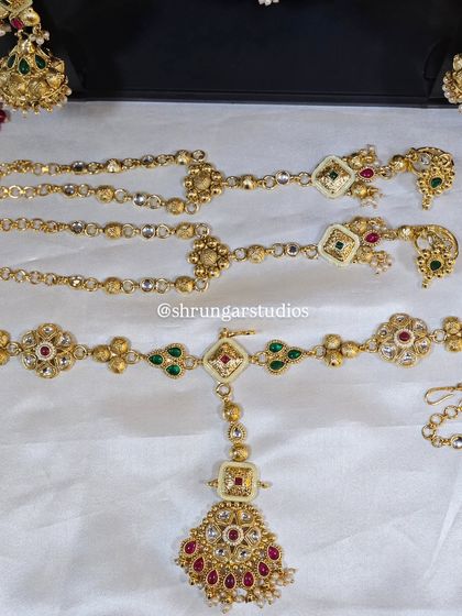 Unique caption for media id 120 describing the specific jewellery and look.