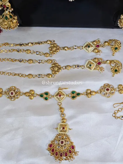 Unique caption for media id 120 describing the specific jewellery and look.