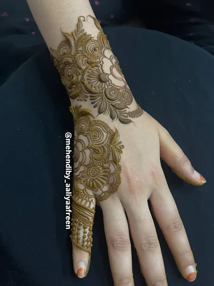 A simple yet elegant design on just the thumb and wrist, showing that less can be more.