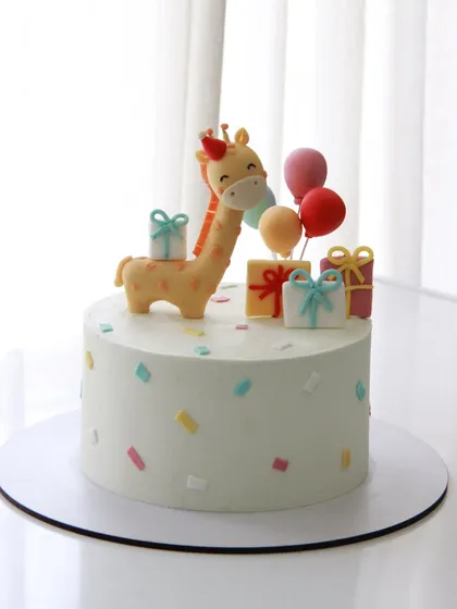 A sweet giraffe-themed smash cake, the third cake for Kian's big first birthday celebration.