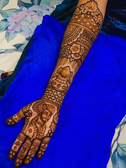 The full arm view of the groom's Maharashtrian bridal henna. The design flows from the portrait on the palm all the way up the arm with consistent, beautiful patterns.