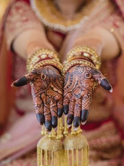 A classic bridal photo, focusing on the rich, dark stain of the mehendi. This is the result of my 100% organic henna paste and proper aftercare.