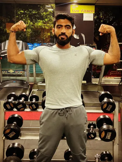 A great body transformation focused on building upper body strength and achieving a V-taper physique. The hard work in the gym is clearly visible.