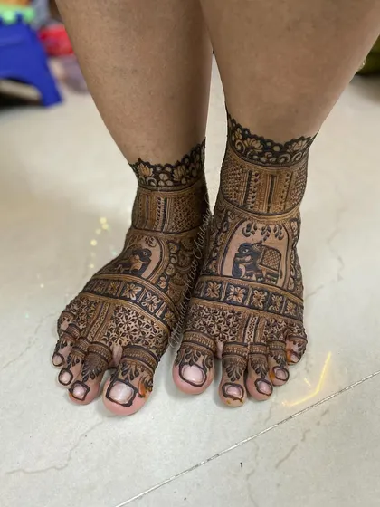 Another view of the classic bridal feet design. The patterns are dense and beautiful, ensuring the bride looks stunning from every angle.