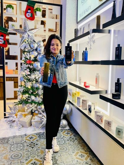A happy client posing with her favorite PH products in front of our festive Christmas decor. It's all about the complete experience at Triss.