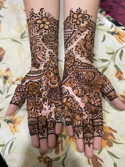 This design is packed with detail, featuring a mix of paisleys, flowers, and checkerboard patterns. The palms are fully covered, ensuring a rich and dark stain for the wedding day.