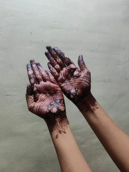 A stunning henna stain in natural light. I provide basic to advanced mehndi courses and also sell my organic henna cones for you to achieve this color.