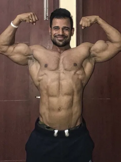 Thodi bahut mehnat to humne bhi ki hai. I believe a coach must lead from the front. This is the condition I maintain because I live by the same principles of discipline and natural muscle gain that I teach my clients.