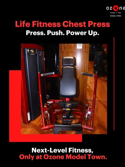 The Life Fitness Chest Press machine. A fundamental piece for building upper body power, it ensures maximum muscle engagement for developing a strong and defined chest.