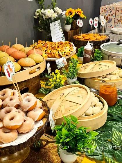 Welcome to a food adventure! This vibrant grazing table, created for a Lion King themed party, shows how I turn your child's favorite story into a delicious reality. From themed snacks to beautiful displays, I make every birthday feast unforgettable.