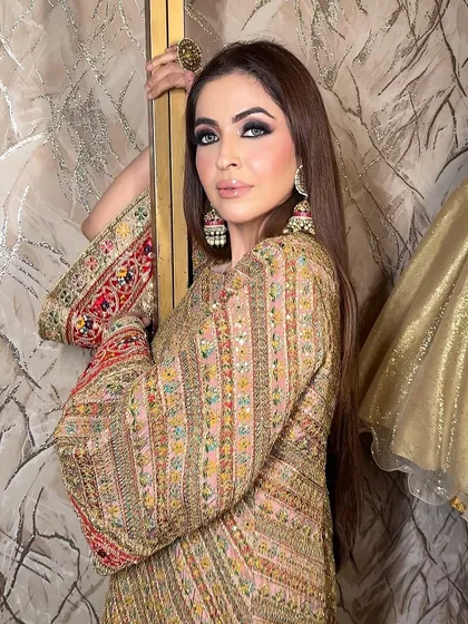 Posed and powerful. This look is all about confidence and embracing your inner diva.