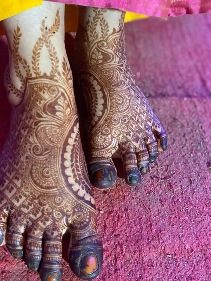 Another angle of this beautiful bridal foot mehendi, showing how the design wraps around the sides.