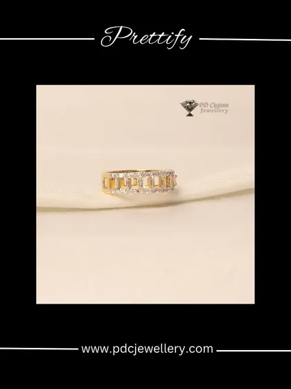 A pretty diamond band in 18kt gold. The unique link design with baguette diamonds makes it a modern and stylish choice for a wedding band or a stackable ring.