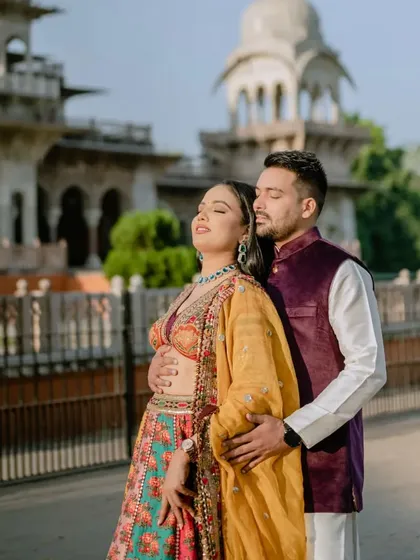 A sun-kissed moment in front of Albert Hall. The warm, golden light and the couple's happy expressions make this a joyful and romantic pre-wedding photograph.