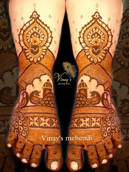 A lovely foot design featuring peacocks and domes. The pattern on the toes complements the main design perfectly.