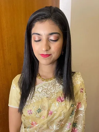 A close-up of the soft and simple makeup. The light shimmer on the eyes and the bold lip create a balanced and beautiful look.