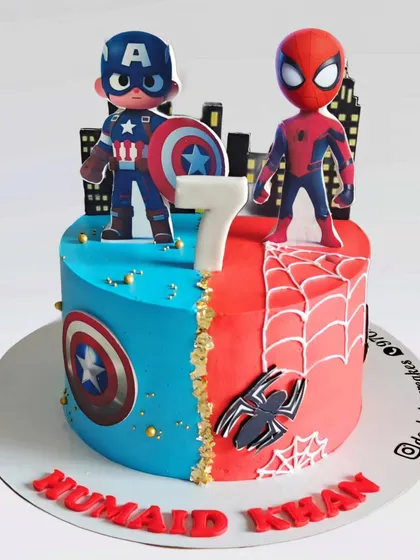 A dual-theme cake featuring Captain America and Spider-Man. This half-and-half design is perfect for a superhero fan who can't choose a favorite, or for a joint birthday party.