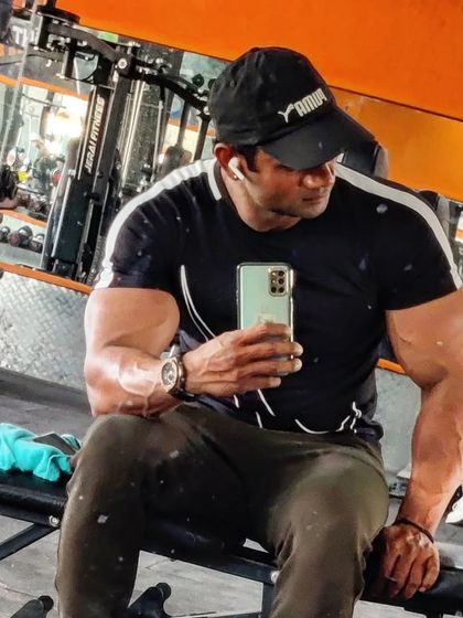 Random click. Gym mirror selfie.